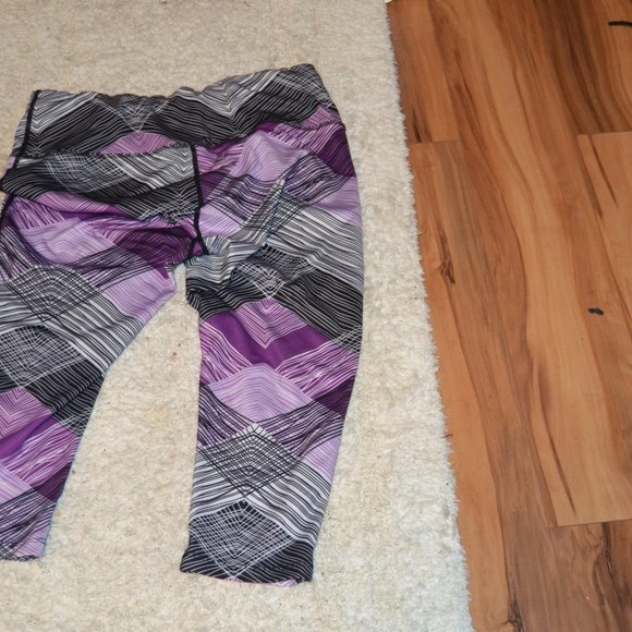 Capri Leggings Size M - Picture 2 of 2